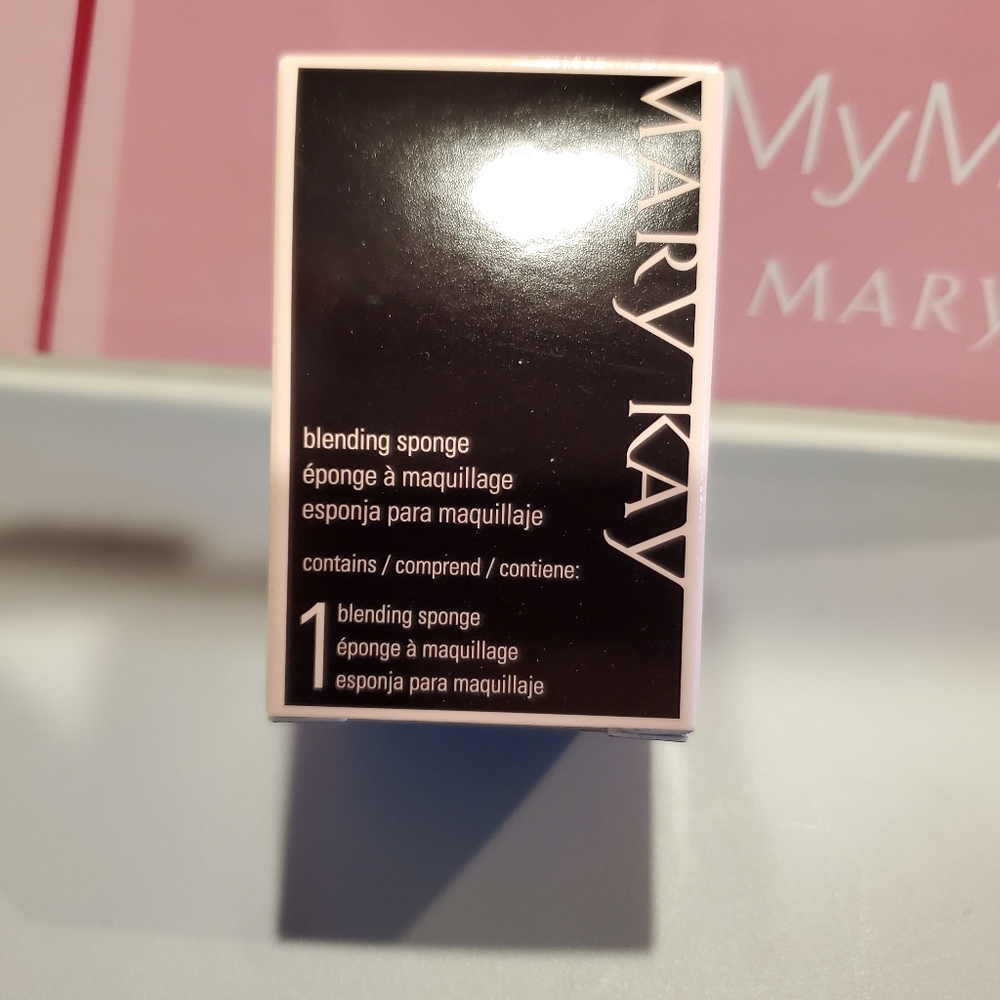 Mary Kay Blending Sponge - Picture 3 of 4